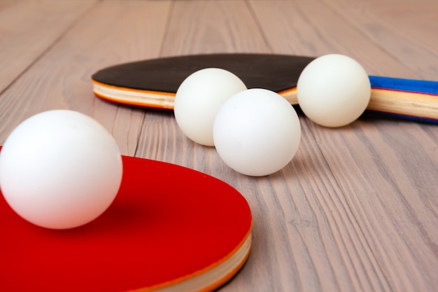 Equipo de ping pong en la mesa de madera, de cerca