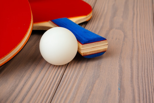 Foto equipo de ping pong en mesa de madera de cerca