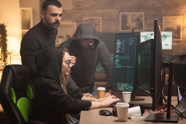 Equipo de piratas informáticos contratados por el gobierno para probar su firewall con malware peligroso. Hacker femenina.
