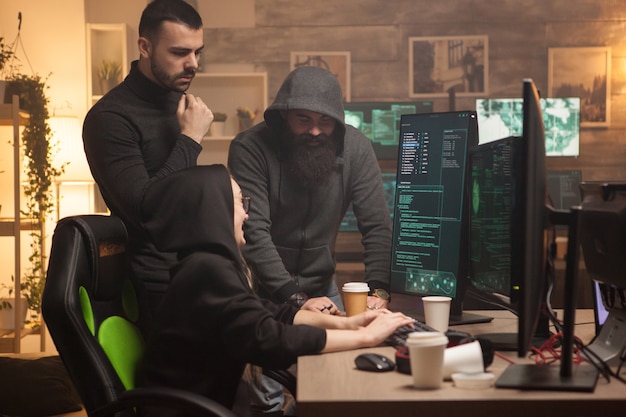 Equipo de piratas informáticos masculinos y femeninos que crean un malware peligroso para atacar servidores corporativos.