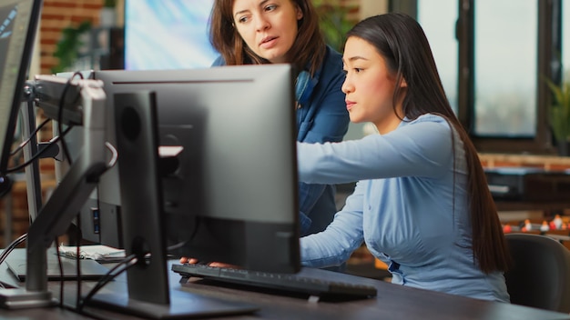 El equipo de producción artística realiza una lluvia de ideas para crear contenido moderno, utilizando habilidades creativas e inteligencia artificial. Mujeres que trabajan en el desarrollo de aplicaciones o juegos, trabajo profesional.