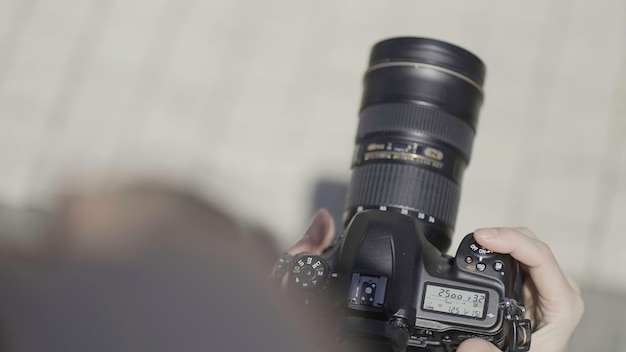 Equipo profesional para fotografiar lentes de cámaras de acción tomadas en la naturaleza y la propia cámara para