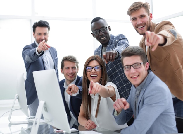 Foto equipo profesional de negocios apuntándote