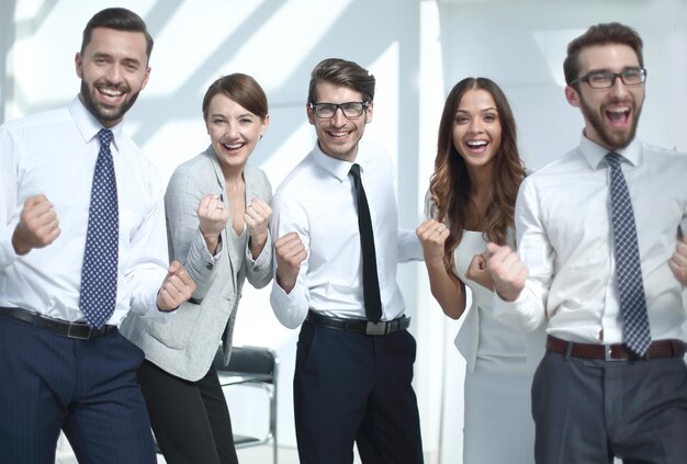 Equipo profesional de negocios celebrando su éxito el concepto de victoria