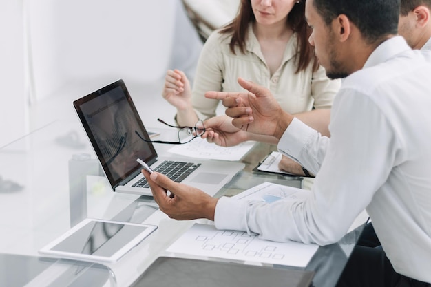 Equipo profesional de negocios discutiendo un nuevo plan de negocios