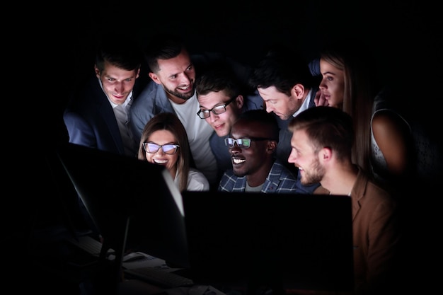 El equipo profesional de negocios está realizando una sesión de lluvia de ideas en la pantalla de la computadora negra