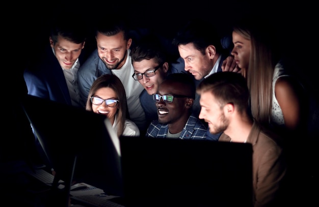 El equipo profesional de negocios está realizando una sesión de lluvia de ideas en la pantalla de la computadora negra