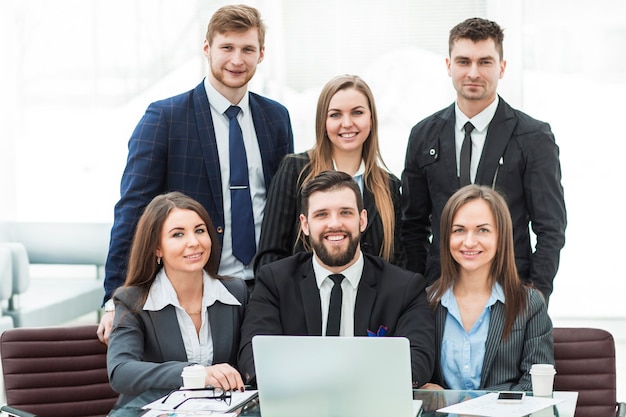 equipo profesional de negocios en el lugar de trabajo en la oficina.