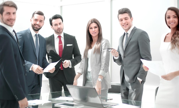 equipo profesional de negocios en el lugar de trabajo