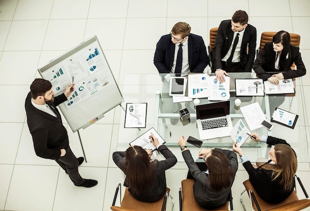 Equipo profesional de negocios en la presentación de un nuevo proyecto en la oficina