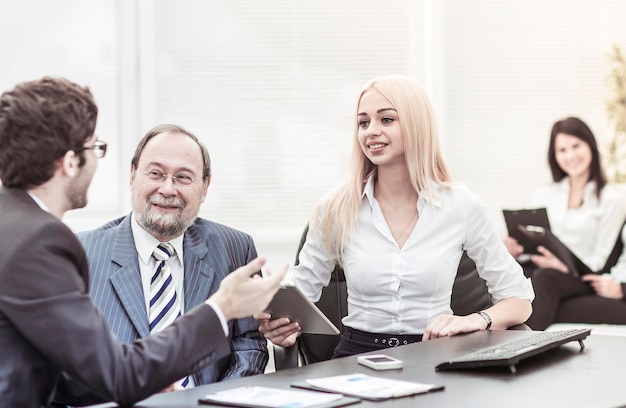 Equipo profesional de negocios que trabaja con gráficos financieros en el lugar de trabajo