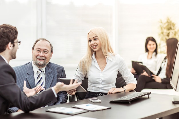 Equipo profesional de negocios que trabaja con gráficos financieros en el lugar de trabajo