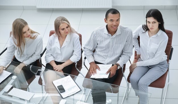 Equipo profesional de negocios en una reunión de trabajo en una oficina moderna