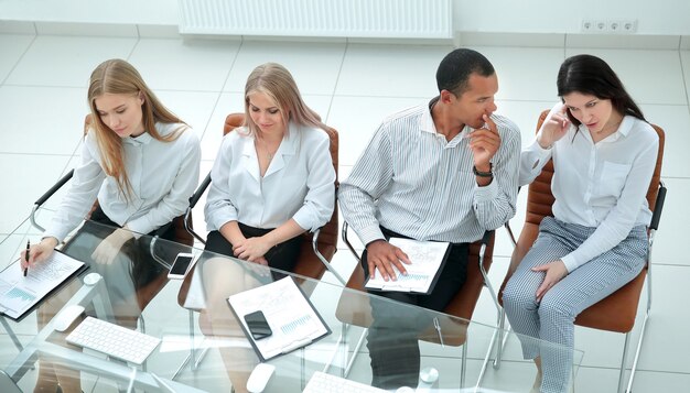 Equipo profesional de negocios en una reunión de trabajo en una oficina moderna.