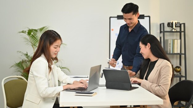 Equipo profesional de negocios trabajando juntos en proyectos de inversión y marketing en una oficina moderna