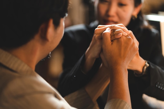 Foto el equipo profesional de personas de negocios se reúne e intercambia ideas en un grupo de discusión de la oficina corporativa moderna y trabaja con el trabajo en equipo de colegas de negocios mediante el uso de una computadora portátil para la comunicación digital