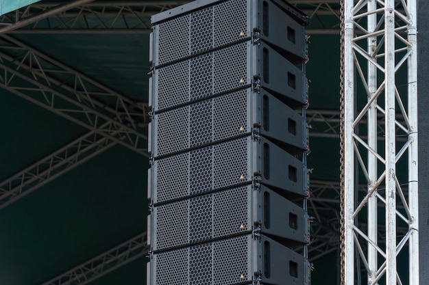 Equipo profesional de sonido e iluminación en el escenario Oradores de monitoreo para conciertos y eventos
