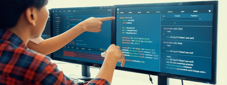 Foto un equipo de programadores profesionales discute sobre la codificación web en la oficina en auge