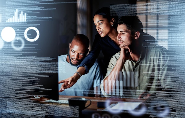 Foto equipo de programadores que escriben código digital en el metaverso y trabajan juntos en internet grupo de diseñadores web que desarrollan una aplicación o software de sitio web de ciberseguridad a altas horas de la noche en la oficina