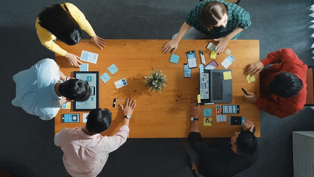 Equipo de programadores tormenta de ideas y plan ux ui diseño para la convocación de teléfonos móviles