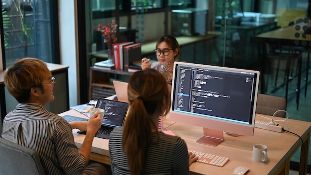 Equipo de programadores trabajando en una oficina moderna