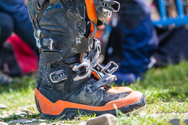 Equipo de protección para automovilismo con repuestos apilados en una furgoneta, fondo. Zapatos de cerca