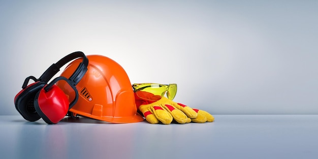 Foto equipo de protección de seguridad laboral sobre fondo gris con espacio de copia. banner horizontal.