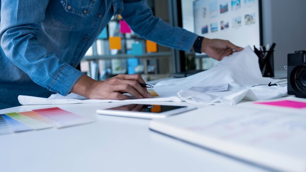 Equipo de puesta en marcha creativo del diseñador de la agencia de publicidad que discute ideas en la oficina.