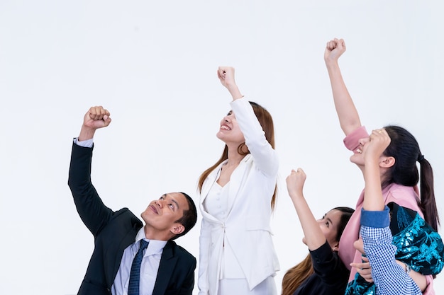 Equipo que muestra el éxito del trabajo de equipo que gana el gesto que mira para arriba