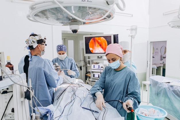 equipo que realiza la cirugía Grupo de cirujanos en el quirófano del hospital Enfoque selectivo de Lightroom