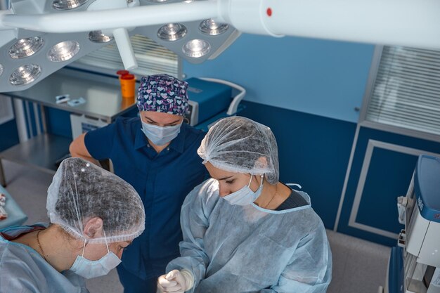 Equipo quirúrgico concentrado operando a un paciente en un quirófano