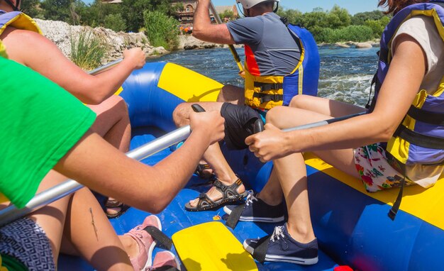 Equipo de rafting, deporte acuático extremo de verano