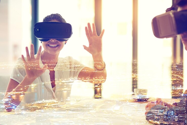 Foto equipo de realidad aumentada y ciudad con superposición para tecnología vr y 3d en el lugar de trabajo mujer de alta tecnología y auriculares con doble exposición para conexión planes futuristas y electrónicos o interfaz