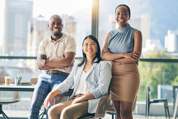 Equipo en reunión de retratos y diversidad con gente feliz en el lugar de trabajo juntos misión y comunidad Grupo corporativo empresarial y oficina profesional confianza y apoyo sonrisa y coworking