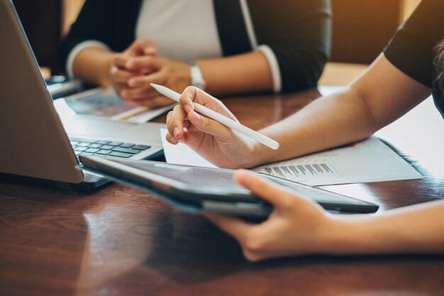 Equipo de reuniones corporativas de negocios en la oficina moderna para analizar el plan financiero.