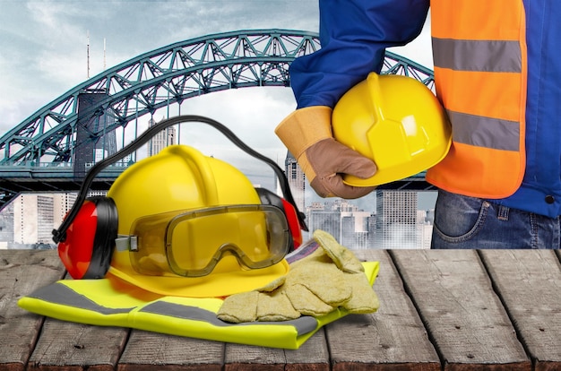 Foto equipo de seguridad - casco, gafas de protección para los oídos, chaleco y guantes