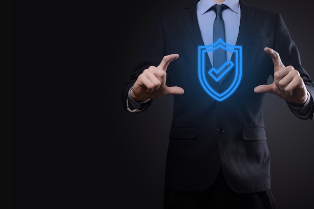 Foto equipo de seguridad de red de protección en manos de un empresario. concepto de negocio, tecnología, seguridad cibernética e internet - empresario presionando el botón escudo en pantallas virtuales protección de datos