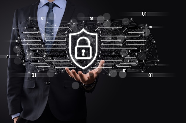 Equipo de seguridad de la red de protección y seguridad de su concepto de datos, hombre de negocios sosteniendo un icono de protección de escudo. símbolo de candado, concepto de seguridad, ciberseguridad y protección contra peligros
