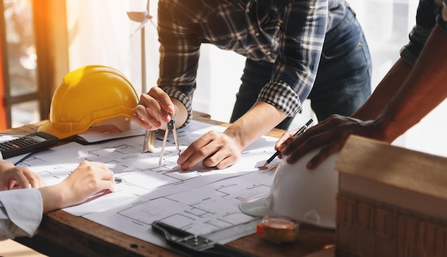 Foto equipo seguro de arquitectos trabajando juntos en una oficina luego discutiendo sobre un nuevo proyecto de inicio en la oficina de escritorioxaxa