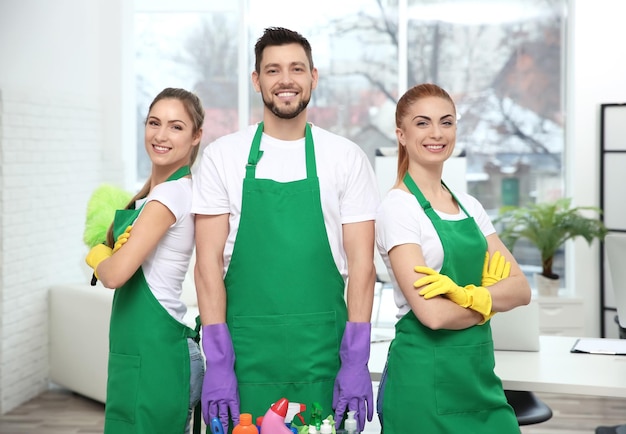 Foto equipo de servicio de limpieza en el trabajo en la oficina