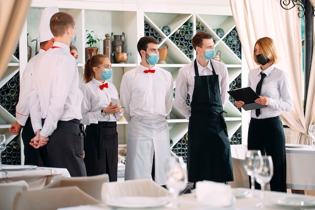 El equipo de servicio de un restaurante