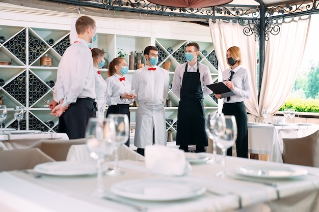 El equipo de servicio de un restaurante