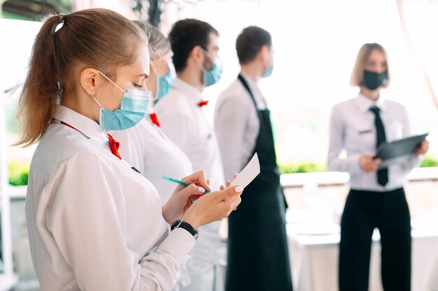 El equipo de servicio de un restaurante