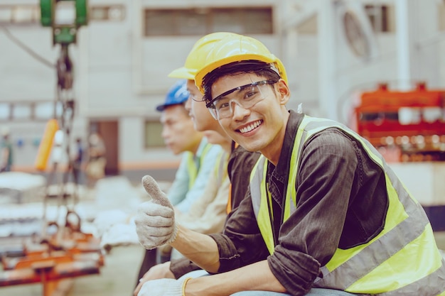 Equipo de servicio de trabajador de la industria pesada que trabaja en una fábrica de metal Retrato feliz sonriendo