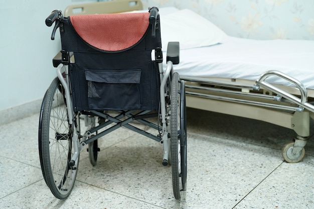 Foto equipo de silla de ruedas y cama para paciente en hospital o clínica.
