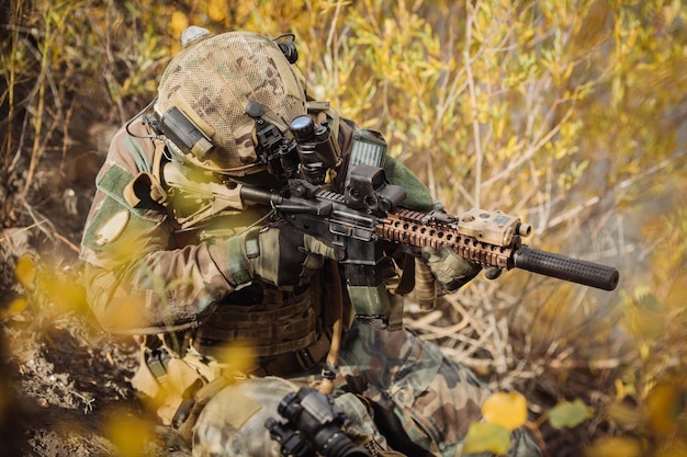 Equipo de soldados apuntando a un objetivo de armas