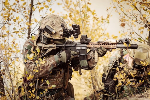 Equipo de soldados apuntando a un objetivo de armas