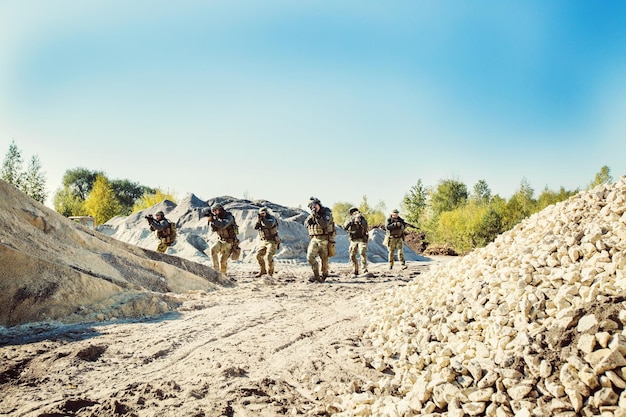 El equipo de soldados está luchando en el territorio ocupado por el enemigo.