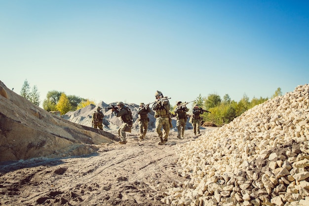 Equipo de soldaduras apuntando a un objetivo de armas.