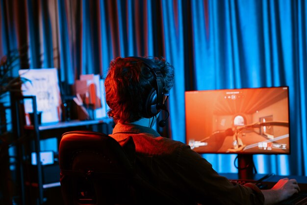 Equipo de streamer de juegos jugando al juego de batalla disparando en la imagen lateral de atrás Gusher